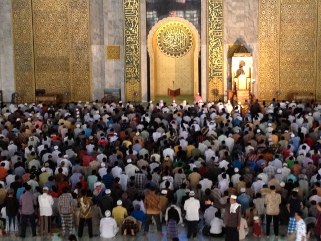 mosque filled with Muslim men praying