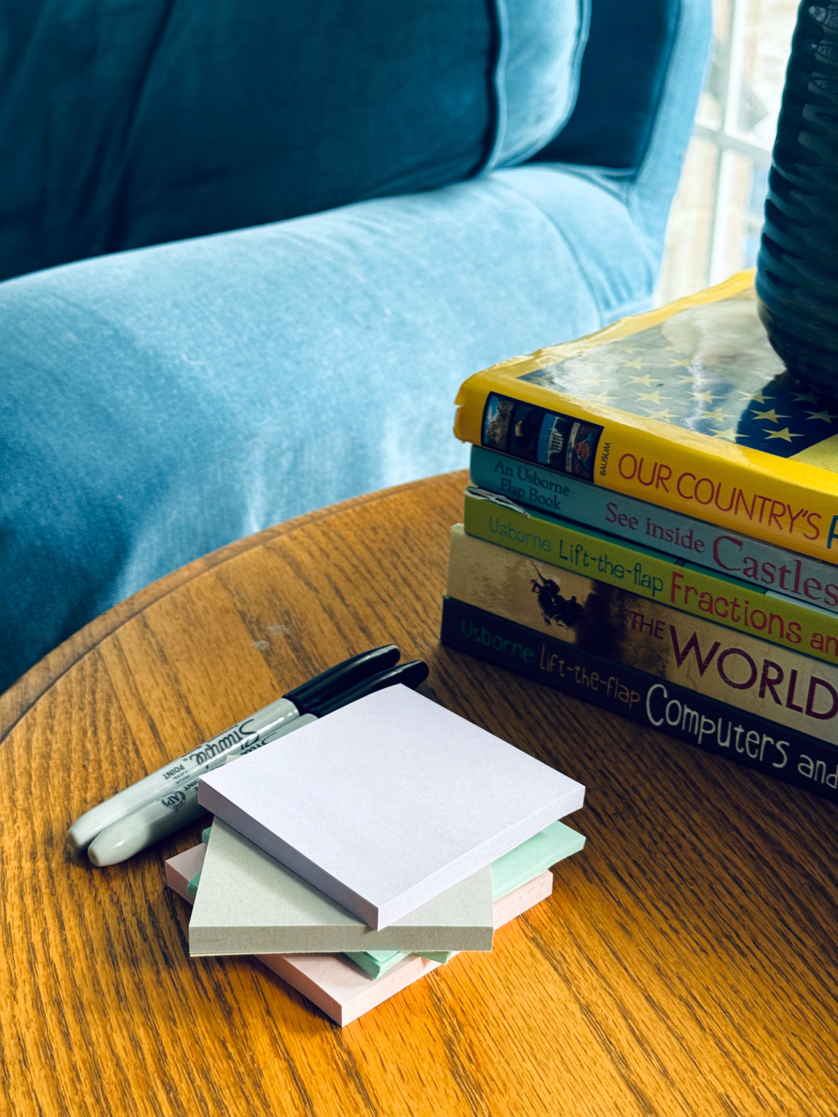 stack of post-it notes with black sharpies, ready for minimalist meal planning.