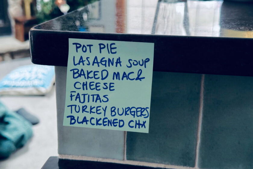 minimalist meal plan for the week on a sticky note with kitchen tile in background