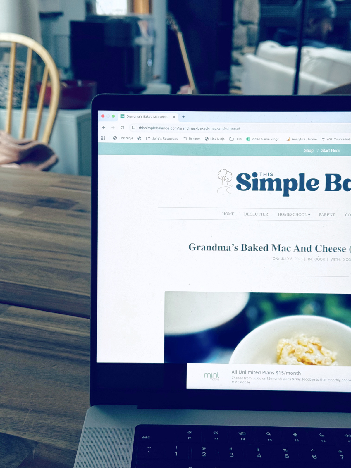 close up of mac and cheese recipe on computer screen.