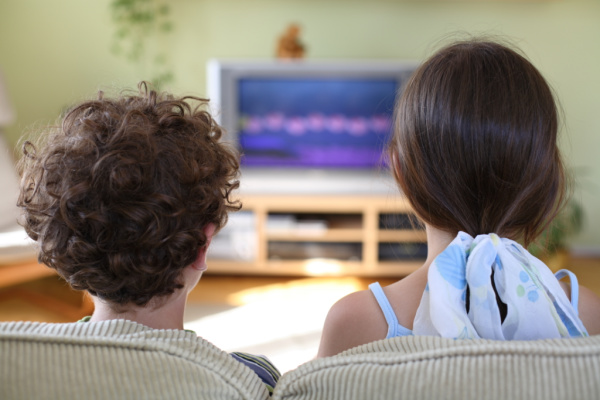 kids watching tv for hours, parents not limiting screens