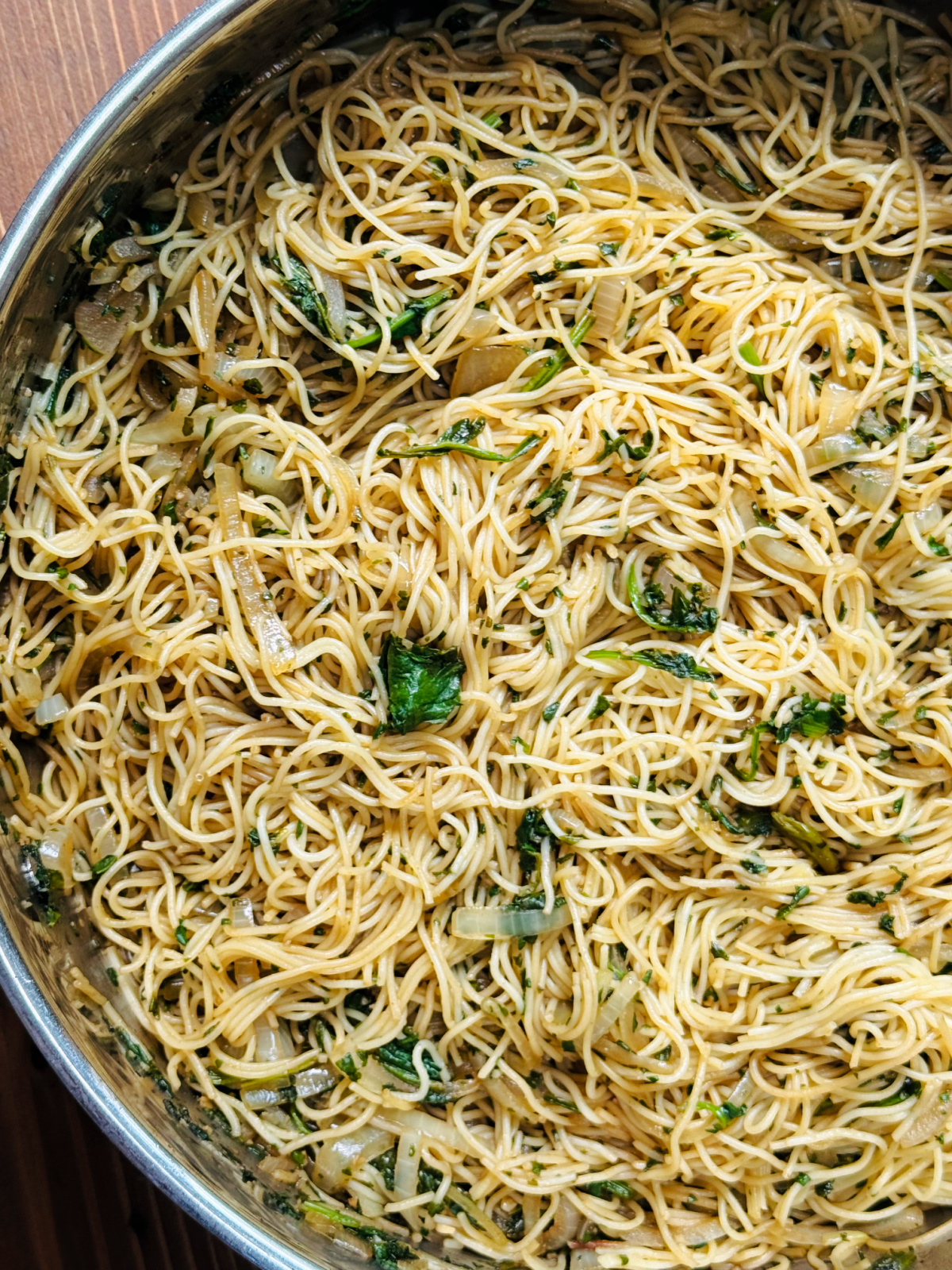easy veggie lo mein pasta in skillet.